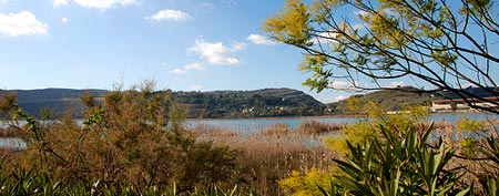Il lago di Pergusa è immerso nella natura