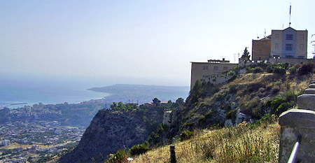 Visione panoramica della costa di Sciacca (AG) dal Monte Kronio in Sicilia
