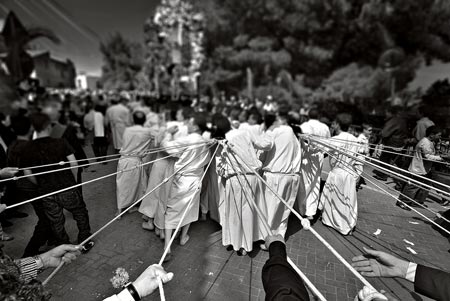 Processione a Mazzarino ~ Giorno in cui i cittadini fedeli si riuniscono in un corteo per festeggiare il Signore di Maju