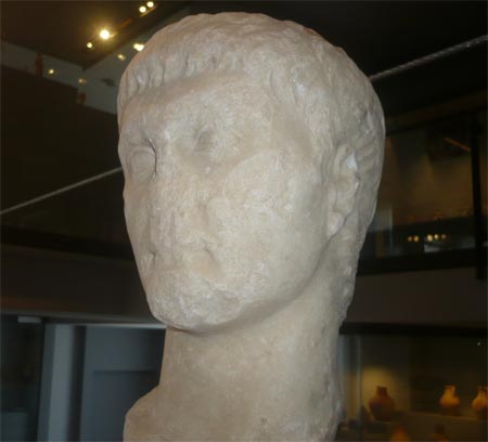 Esposizione statue in marmo nel Museo Archeologico in Sicilia